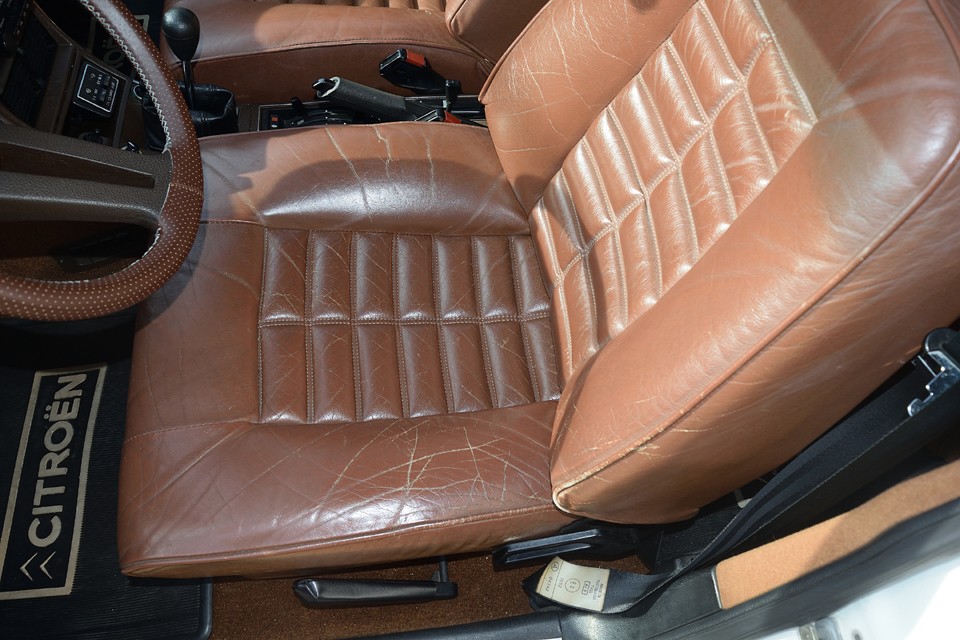 シトロエンのレザーは厚手の革なので、経年劣化も擦り切れて穴が開く事はなく、このようにヒビが入ったようになります。