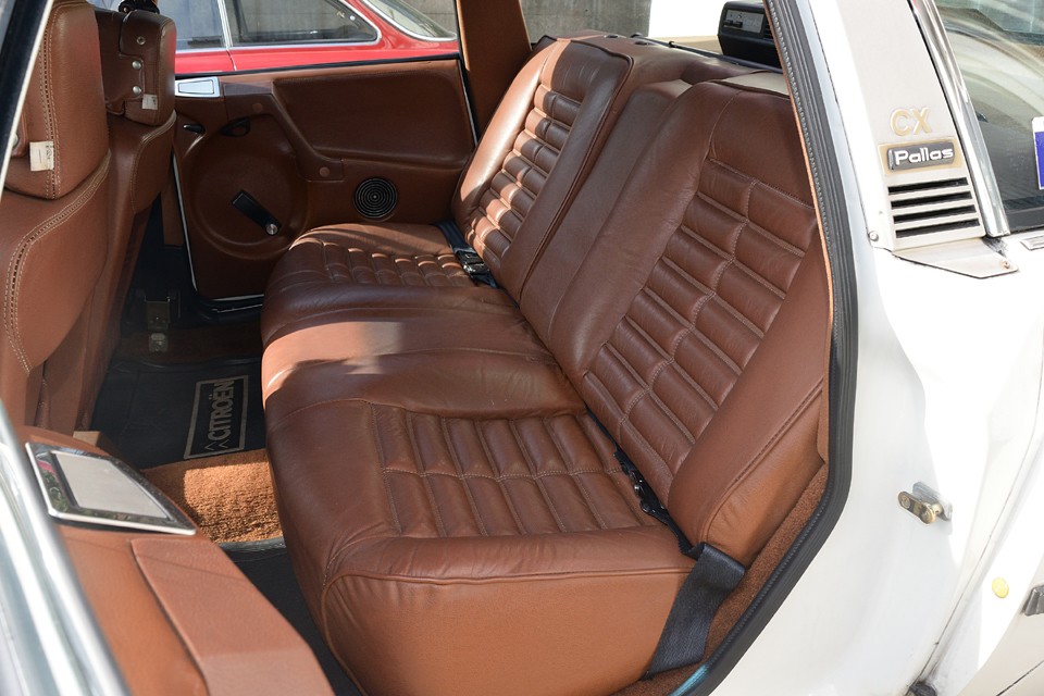 リアシートはほとんど使用されていないようで、ヒビは無く、革には当然のシワがあるだけです。