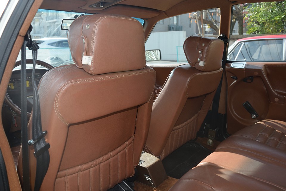 あまり見る事の無い前席の後ろ側です。やはりリアシートに人が乗る事がほとんどなかったようですね、目立つ汚れも、物入のビロ～ンも無いです。