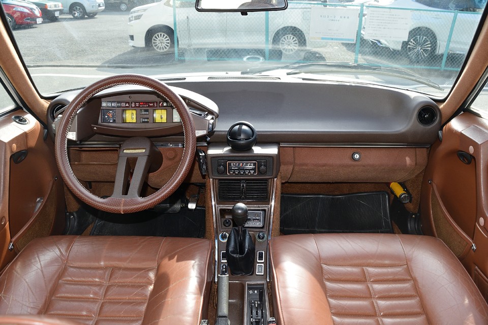 いやぁ壮観な眺めですね。これだけ整然としたCXのダッシュパネルはあまり見る事が無い気がします。ほぼ必ず何かが欠損していたり、破損していたり、違うものに置き換えられていたりするはずなので。