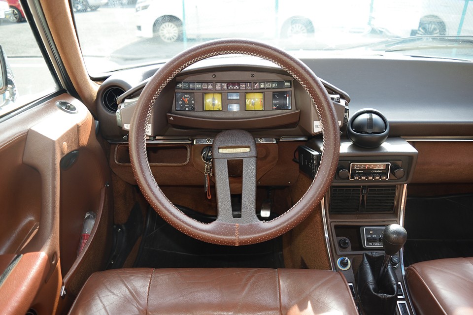 CXの、しかも年代的には古いシリーズ1のインパネですが、清潔感もあり古く感じません。本来のデザインの良さと、経年劣化を感じない、本来の素材の質感がマッチしているからなんでしょうね。