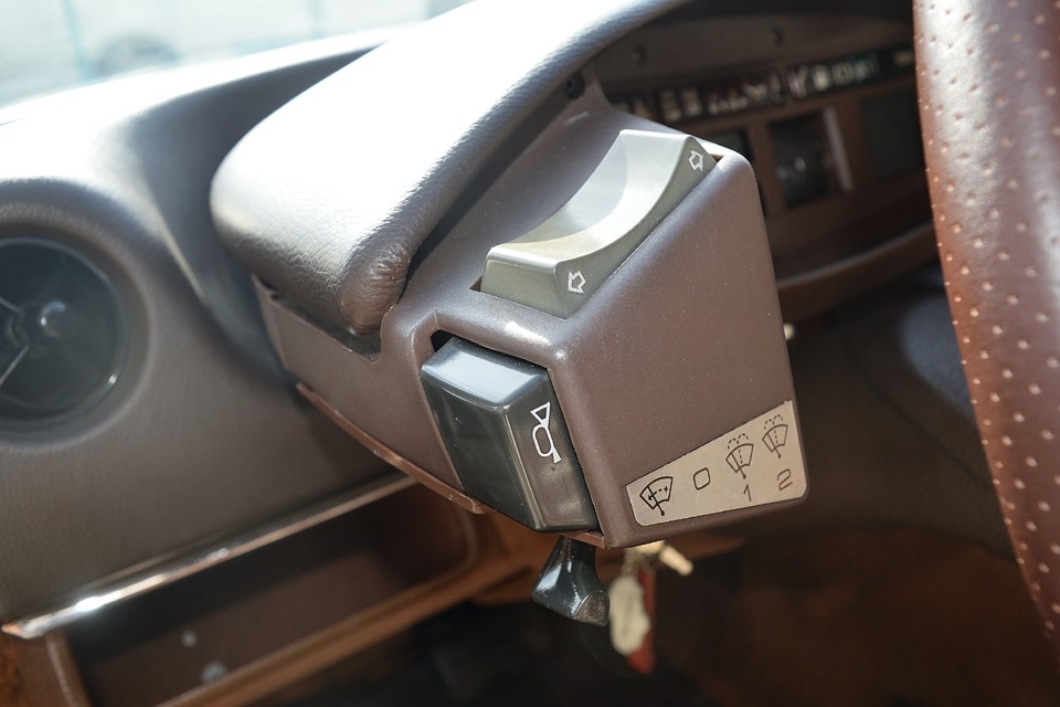 これもよく見れば画期的！ステアリングから手を離す事無く、指先で操作出来るウインカー、ホーン、ワイパーのスイッチ類。