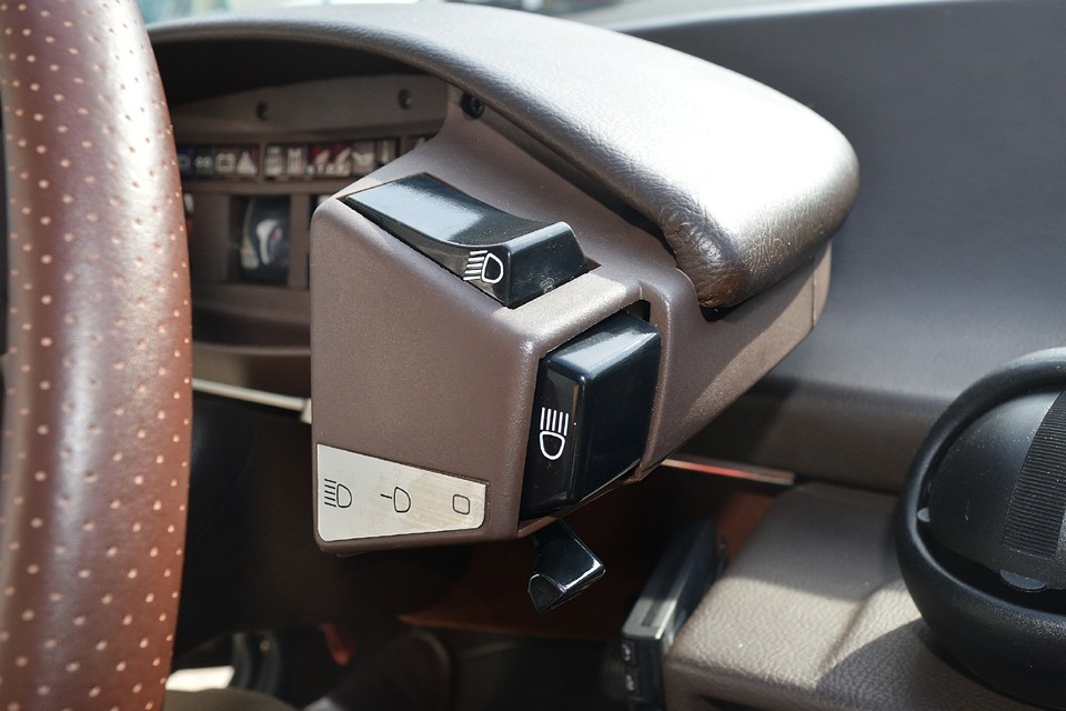 こちらはライトスイッチが集約されています。