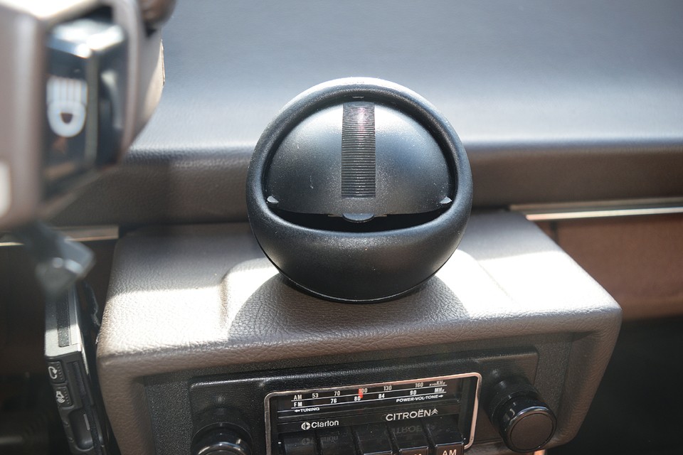 差し詰め、これが最近のモーターショウなら、これはAIロボットで会話が出来る！なんてことになるのでしょうけど、こんな形をしているのに灰皿です。（笑）