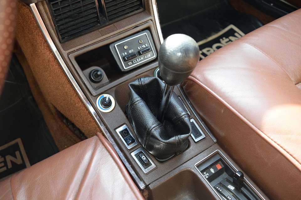 C-maticのシフトレバーはマニュアルのそれと見掛けは同じですが、操作方法が異なります。クラッチレスで、速度域に合わせて1～2～3速と手動で変速を行います。