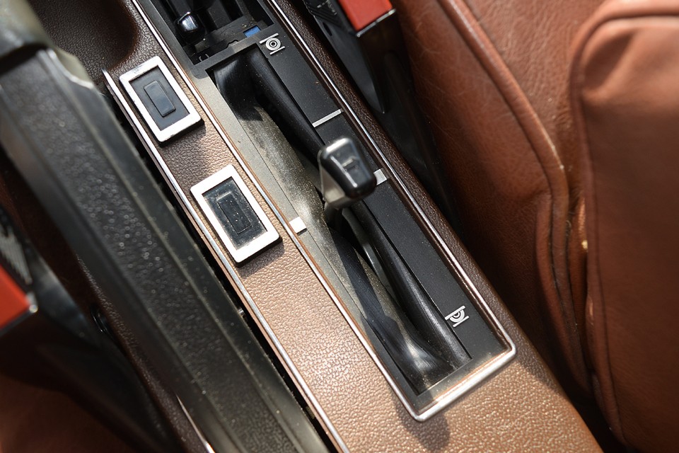 こちらがシトロエンだけに備わるハイドロの車高調整レバー。書かれている図のように4段階の調整が可能。実際の車高の変化は後ほどご覧いただけます。