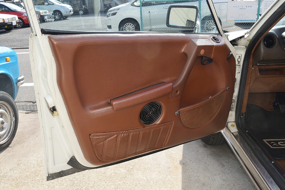 フロントドア内張。おそらくこれほどハッキリとしたキレイな茶色で、汚れやスレも無く、物入のゴムがピシッとドアに張り付いている、『オリジナルの内張』って・・・ないですよね。