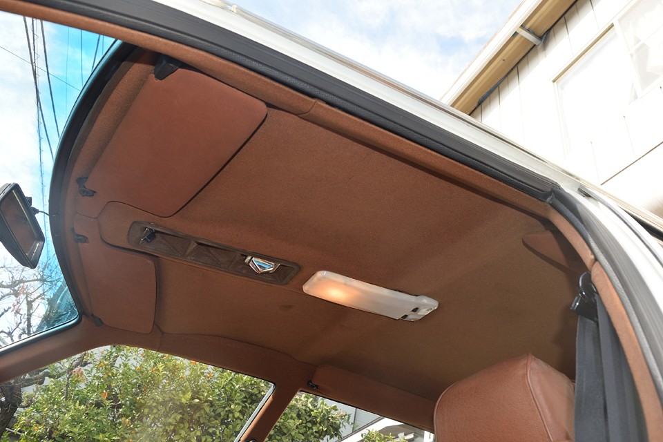 天張りも酷い汚れは無いのですが、ケバケバの布素材なので、どうしても汚れが吸い付いてしまうんでしょうね。ここだけは薄汚れが見て取れます。