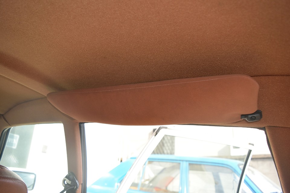 リアシートにもウインドウ上にサンシェードが装備されていますが、40年以上ほぼ使用されていない状態なので、触ると中で何かが崩れる音がします（笑）・・・これは触らない方が良さそうです。