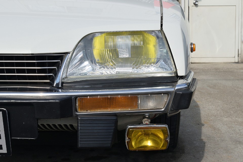 フランス車にはやはりイエローバルブが似合います。ヘッドライト、フォグランプ共にガラス製なので、曇りはありません。