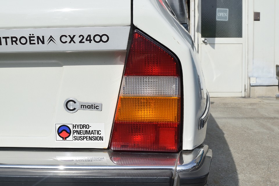 リアレンズも、ご覧の通り色褪せも無く、もちろん割れ、欠けもありません！