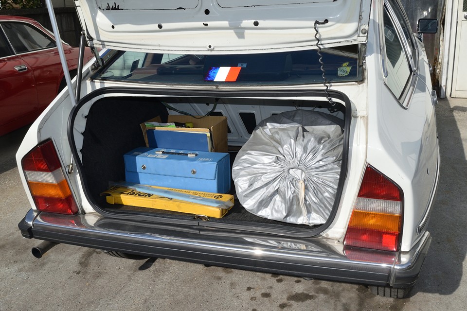 トランクにはボディカバー、三角停止表示板、いくつかの部品、そして・・・。