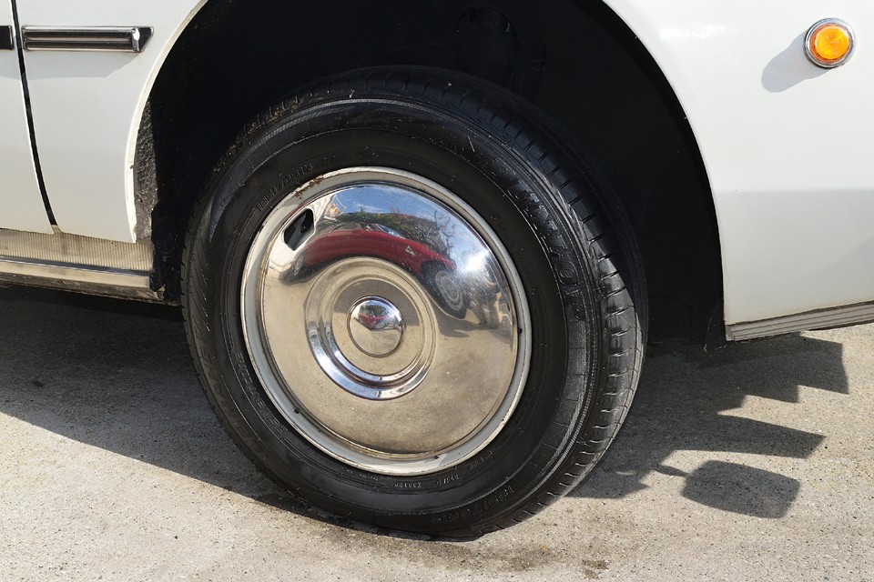 鍋蓋のような、のっぺりとした純正ホイールキャップ。4本ともに目立つキズはありません！