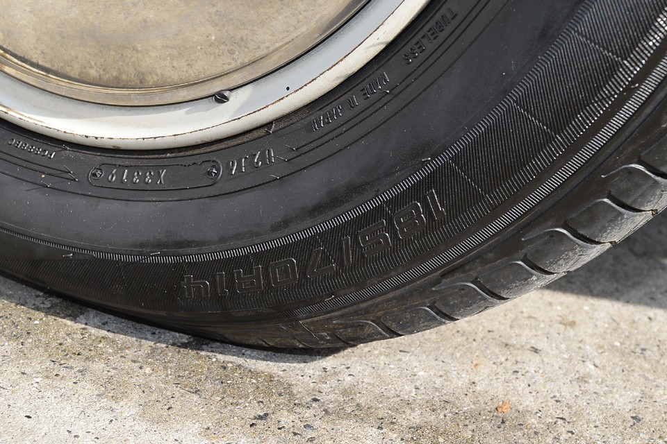 現在のタイヤサイズは185/70R14。純正サイズは185HR14なのですが、該当するのがクラシックミシュランぐらいなので、入手しやすいもので言えば185/80R14が近似サイズです。