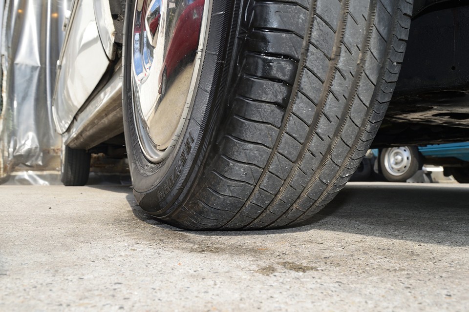 タイヤ残は６～７分山というところでしょうか。しばらくは大丈夫ですが、交換しても比較的安価なサイズのタイヤです。