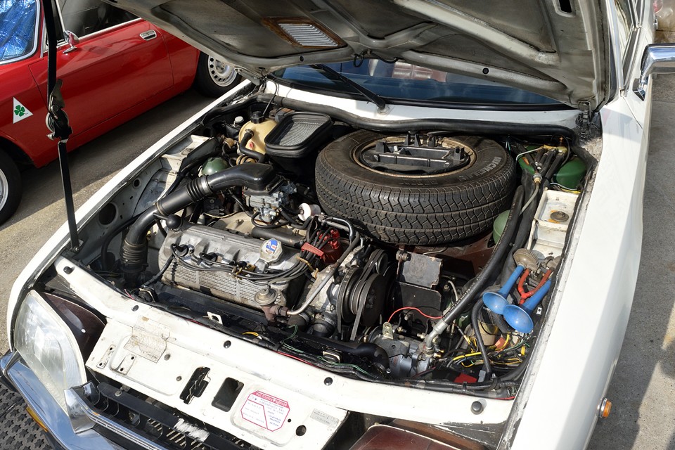 水冷横置直列4気筒OHV、2,348cc、最高出力100hp/5,500rpm(DIN)、最大トルク17.9kgm/2,500rpm(DIN)。OHVのまったりしたトルク感と、ハイドロのたわんたわんな乗り心地の相性は、かなり宜しいのではないかと。