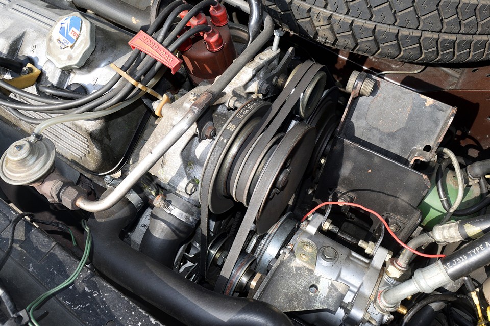 経験上、CXはこの混み合ったベルト周りのトラブルが多いですが、ベルト鳴きや、ベルトのささくれ状態等で事前に察知出来るのも事実。もちろん、この個体にそんな兆候はありませんので、ご安心を。