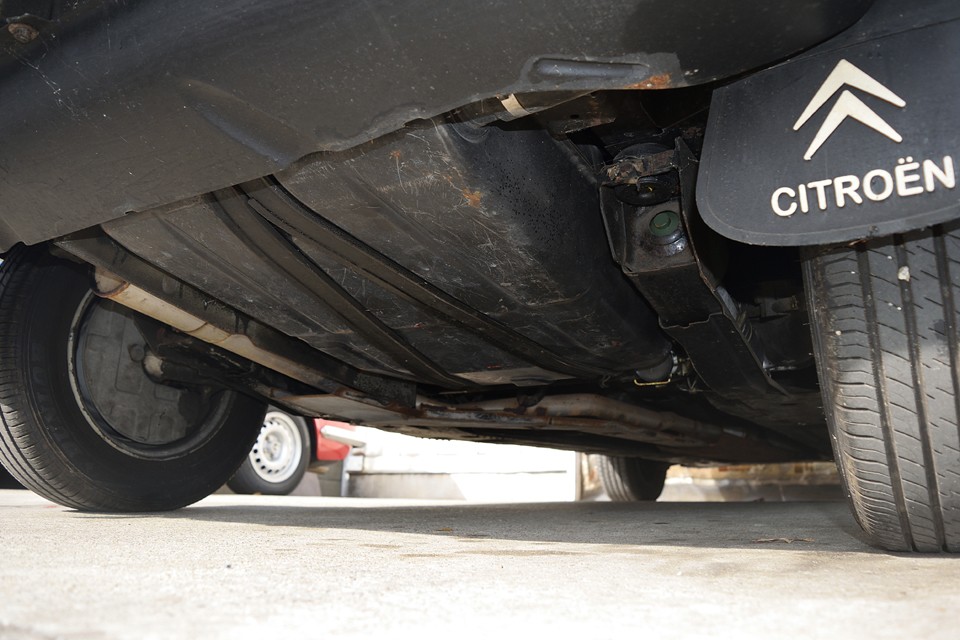 リア下周りです。無塗装のマフラーにどうしても薄いサビはあるものの、肝心の車体にはサビらしいサビが無いのがお分かりいただけるかと。「ジーバート」の威力でしょうか。