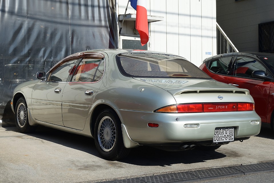 詳しくご説明しますと、まずエンジンは同時代の2代目シーマに採用されていた、あの名機V8 4.1LのVH41DE型で、これを搭載した希少なタイプＸ。