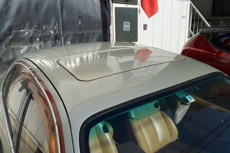 サンルーフ部の塗装が少し褪せてきているように見えますが、不潔な感じはありません。但し、よく見ると・・・。