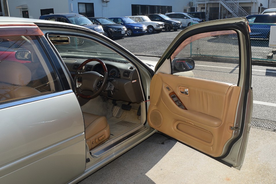 外装同様に、内装もかなりダンナ風の粋な雰囲気です。それではご覧くださいませ。