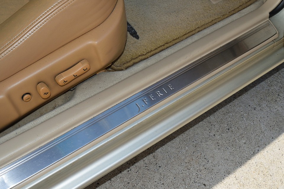 J.FERIEのロゴが輝くスカッフプレートがお出迎えです。