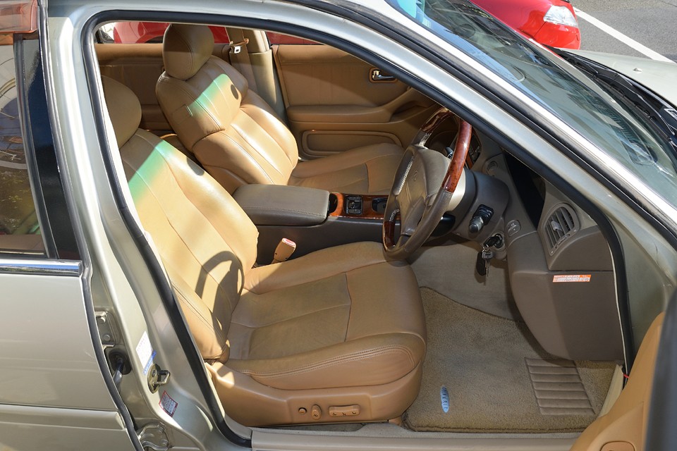 ポルトナーラフラウ社製の上質な革で仕立てられたインテリア！※この当時はポルトナーラフラウと呼ばれていましたが、現在はポルトローナフラウと呼ばれます。