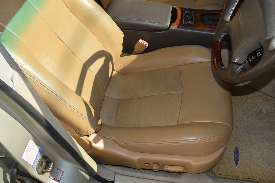 もちろん使用感はありますが、高品質の革のおかげでしょうか、破れや、ひどいスレは見受けられません。