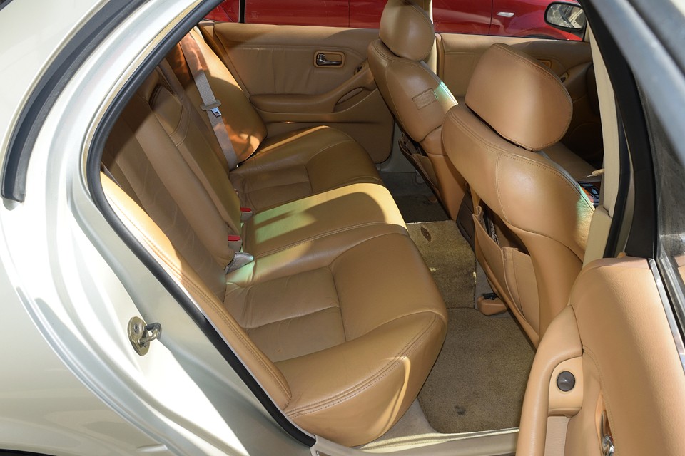 リアシートは使用頻度が少なかったせいか、とても良い状態です。気になる汚れも見受けられません。