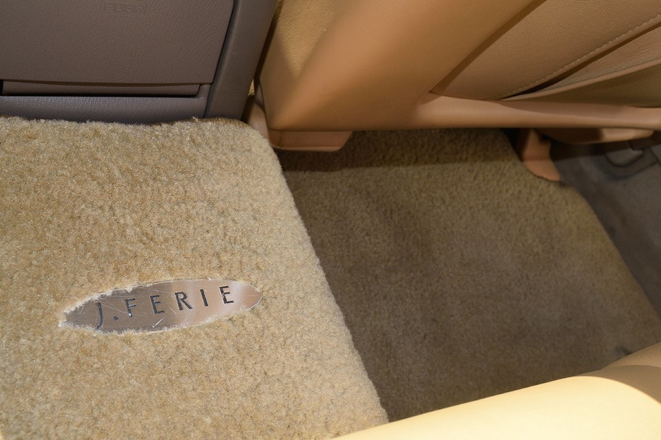 専用カーペットはいかにも高級車らしい毛足の長いフカフカのもの。乗った瞬間に足元から違いを感じられます。