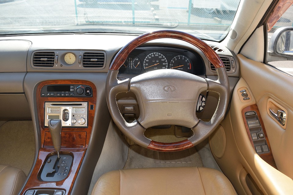 柔らかい曲線で構成された、高級車にふさわしい落ち着くデザイン。