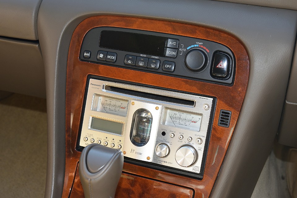 現在、ご覧のオーディオが取り付けられていますが不調なので、HDDナビに交換する予定です。