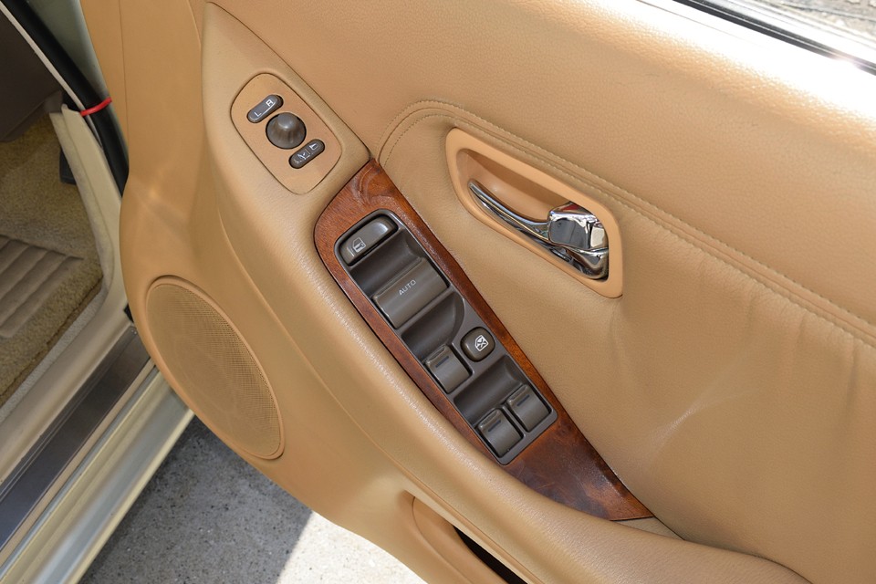 使用感の出やすいスイッチ類ですが、清潔な状態です。