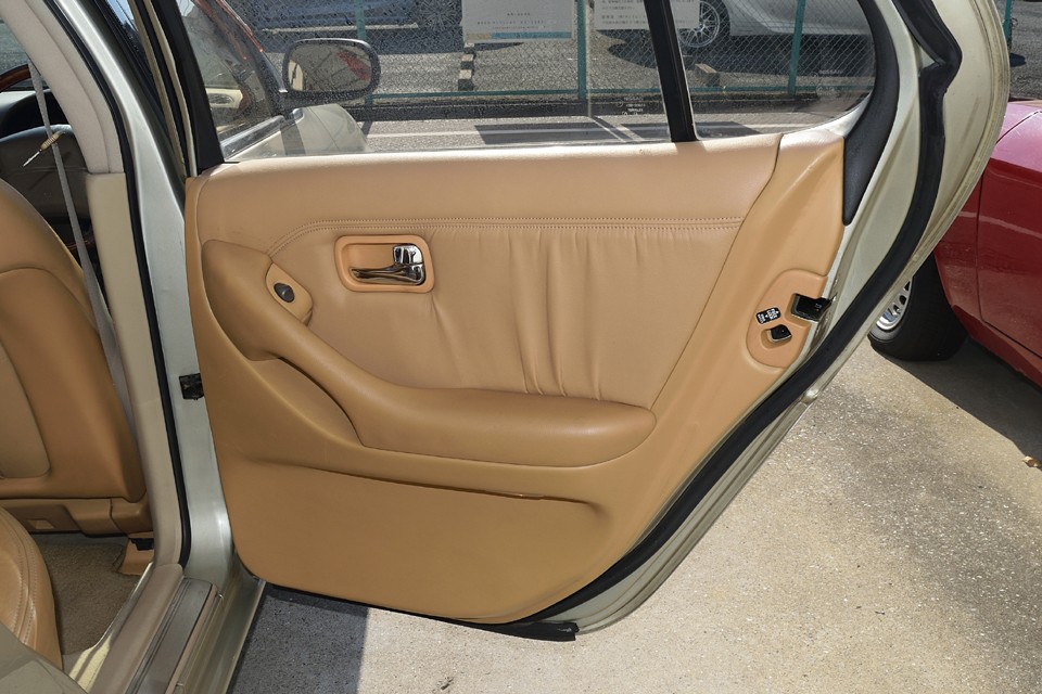 リアドア内張りはフロントにも増して状態は良いです。