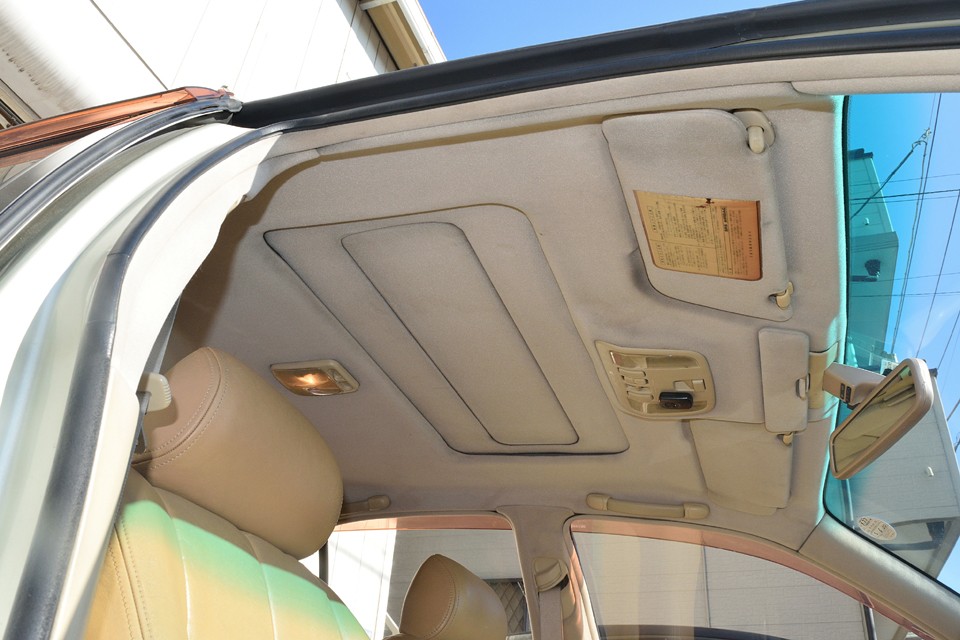 ライトグレーのモケット生地なので、少し汚れが目立つでしょうか。