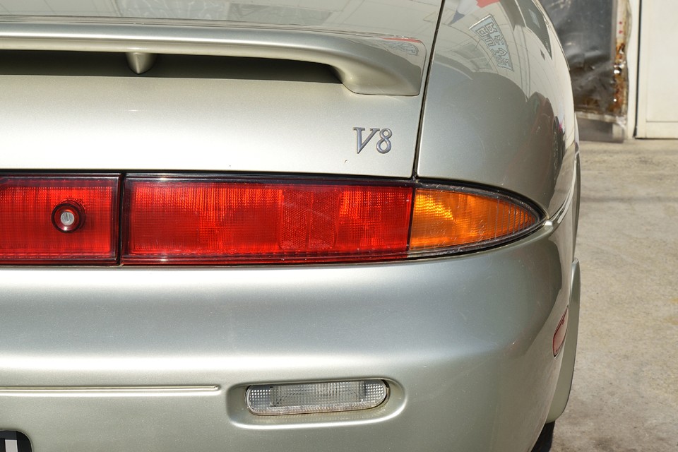 そしてもちろんこのシンプルなリアレンズ。ボディサイズにしては小ぶりで控えめなデザインがとても上品ですね。