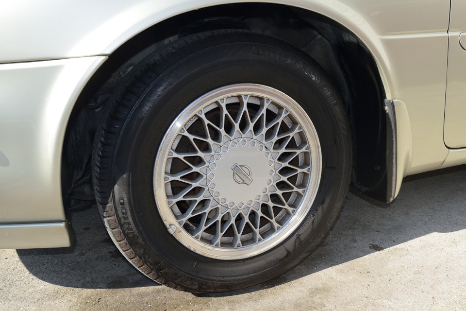 オプションの鋳造アルミホイールには、さすがにガリ傷や白いアルミ錆が散見されますが、年式を考えると相応と言えると思います。