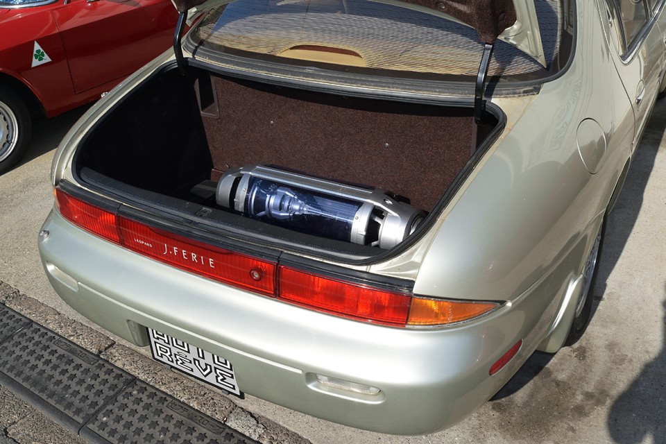 このクラスのクルマの中では、このボディデザインのせいで少し容量は狭いですが、必要十分だと思います。