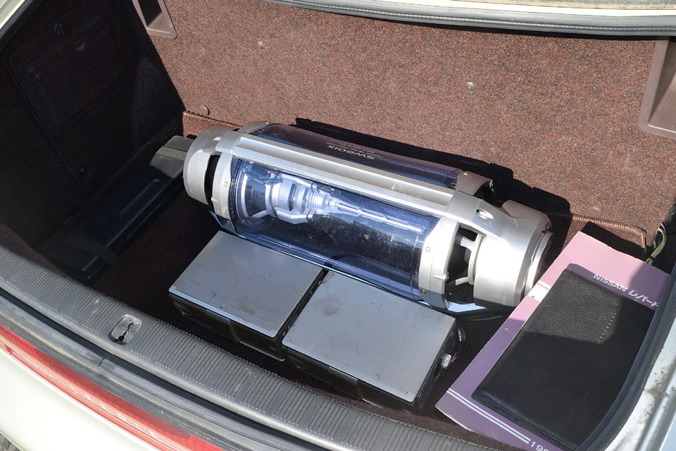 ただ、現在はご覧の巨大なウーハーとCDチェンジャーが設置されています。そして右端にある冊子は・・・。