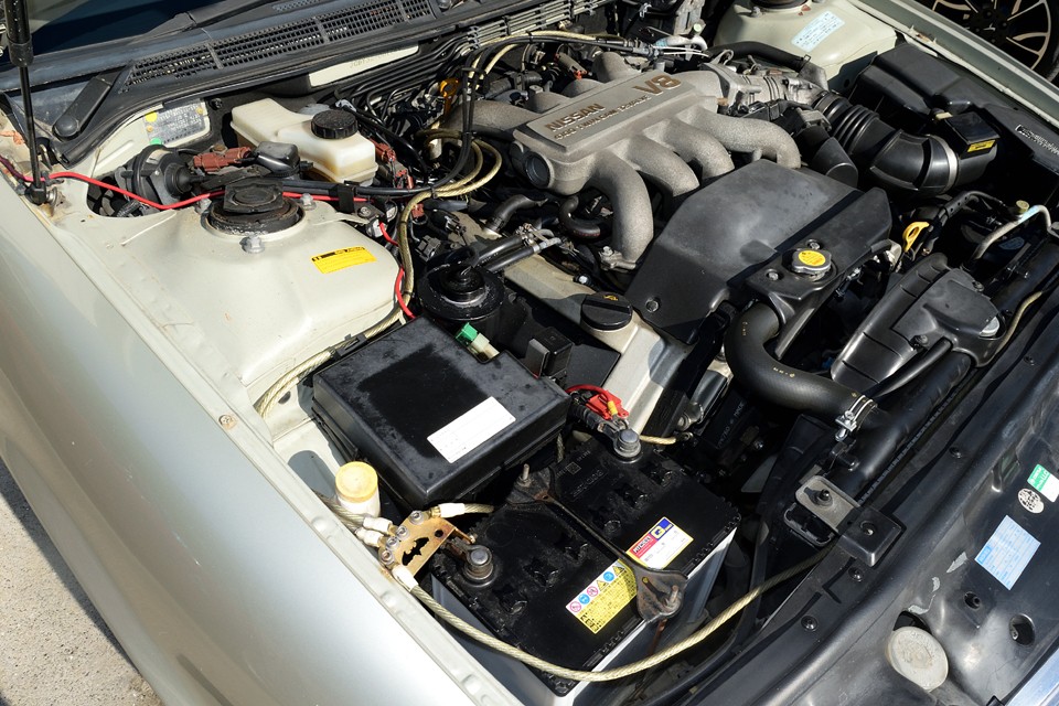 アーシングが施されています。接触不良やアース不良が起こり始めるこの年代の車には効果的ですね。