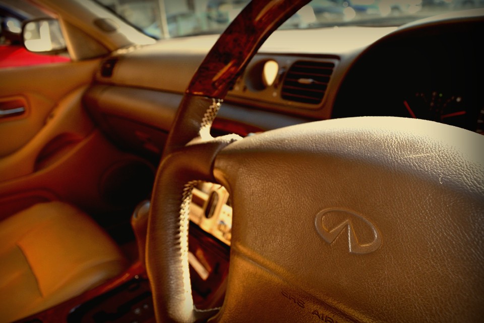 クルマとしては、適度にしなるボディ剛性・・・ジュワッと染み出るような十分なトルク・・・大事なインフォメーションだけを伝える、良い意味でダルなステアリング等々。