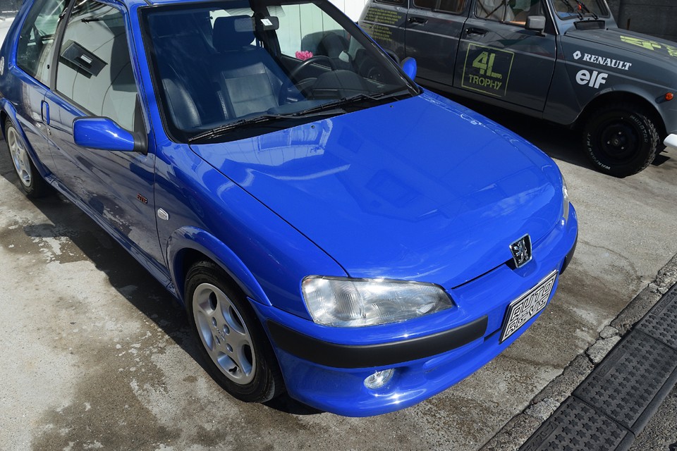 ご覧の通り、塗装の状態は極めて良好！艶もあってとても美しい状態です。やはりフランス車のプジョーには、このブルーが似合います。