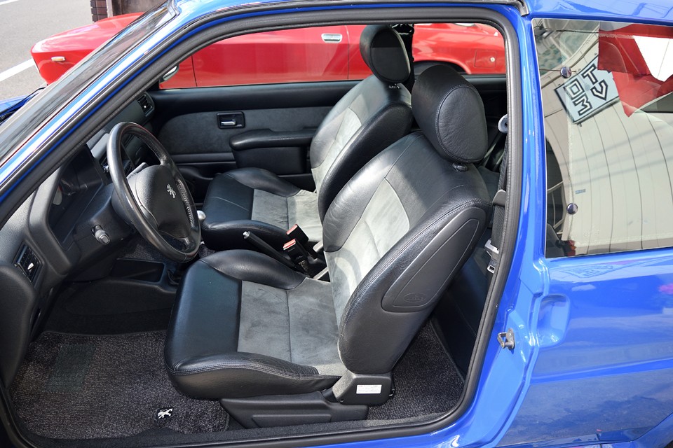 運転席にはもちろん、シワやスレ等の使用感はあるのですが、この距離から見ると、ほとんど分からないくらい！