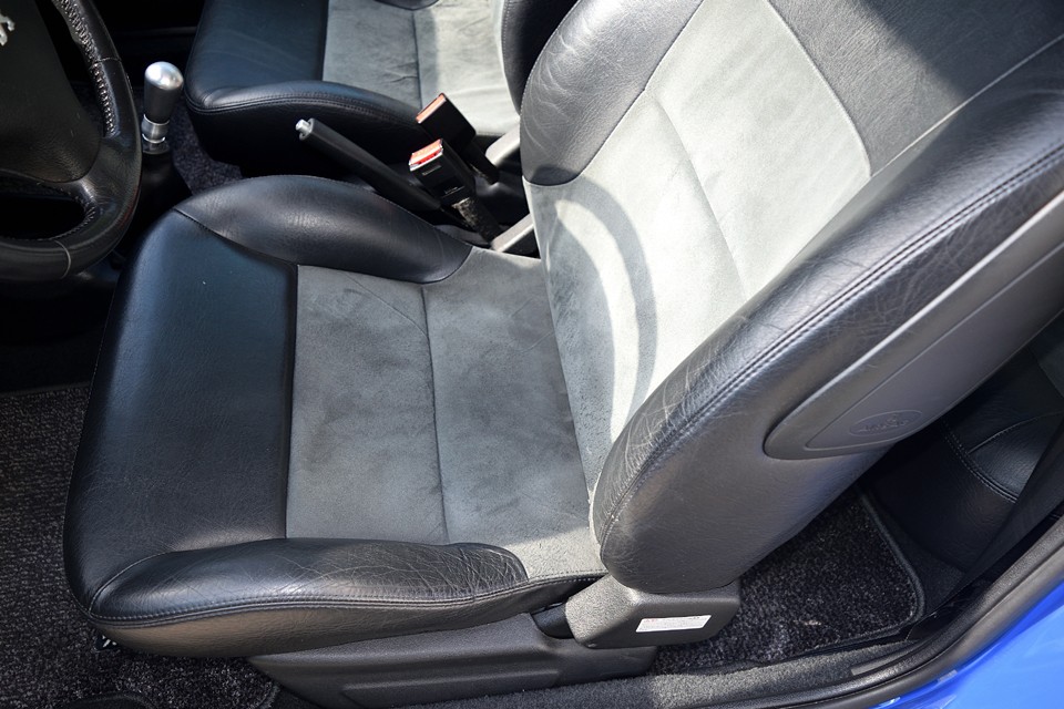 サイドサポートに当然あるはずのシワシワはどこ？アルカンターラに当然あるはずの毛玉とスレスレ状態は？この程度の良さ・・・どゆこと？