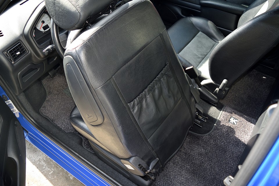 前席背面の物入って、ゴムが伸びたビロ～ン状態が普通だと思ってましたが、違ったようです。