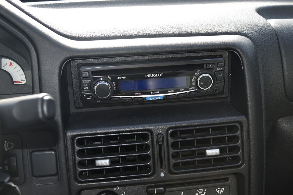 106純正はMDデッキでしたので、それではありませんが、プジョーロゴ入りの純正CDデッキを装備。MP3プレーヤー接続可能な外部入力付き！