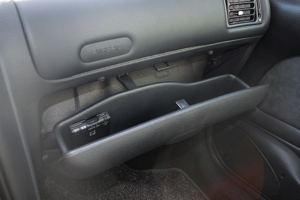 助手席前のグローブBOX内にETCを装備。スッキリと収まって、丁度良い設置場所ですね。