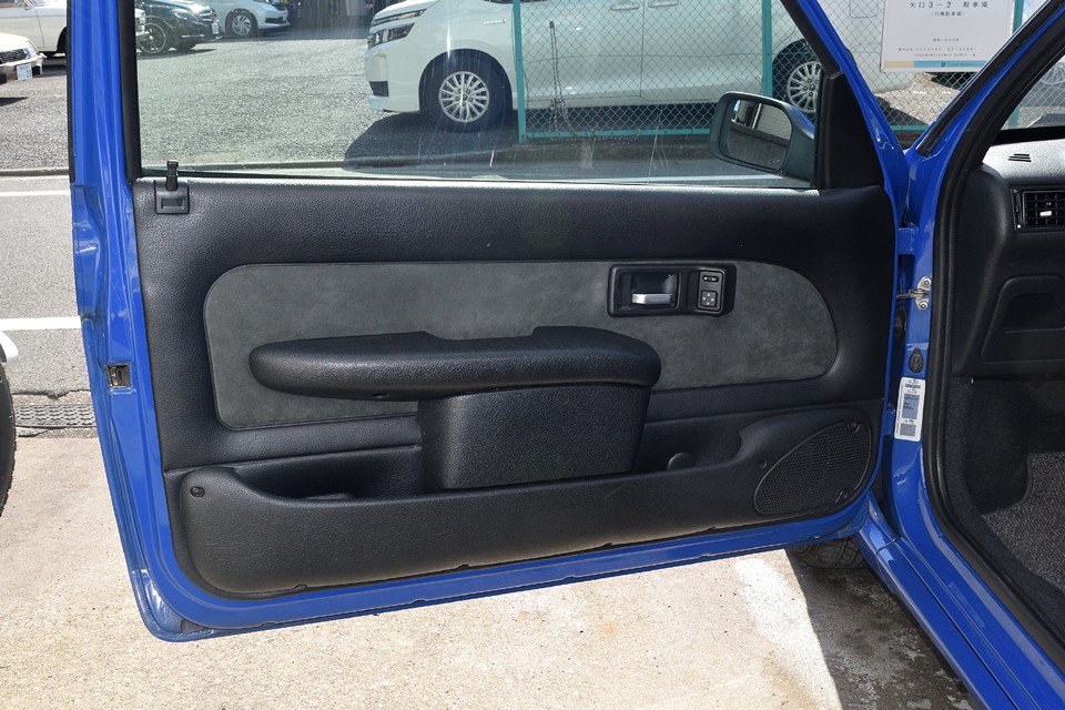 画像からも状態の良さがお分かりいただけるかと。使用頻度の高い運転席側のドアですから、もっと使用感があって当然なのですが・・・。