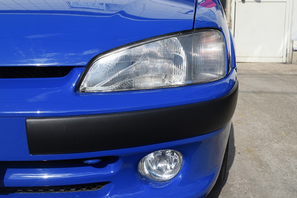 ヘッドライト、フォグランプともに、とってもクリア～な状態！・・・にしても、このバンパーの黒々した劣化の無い感じはどゆこと？