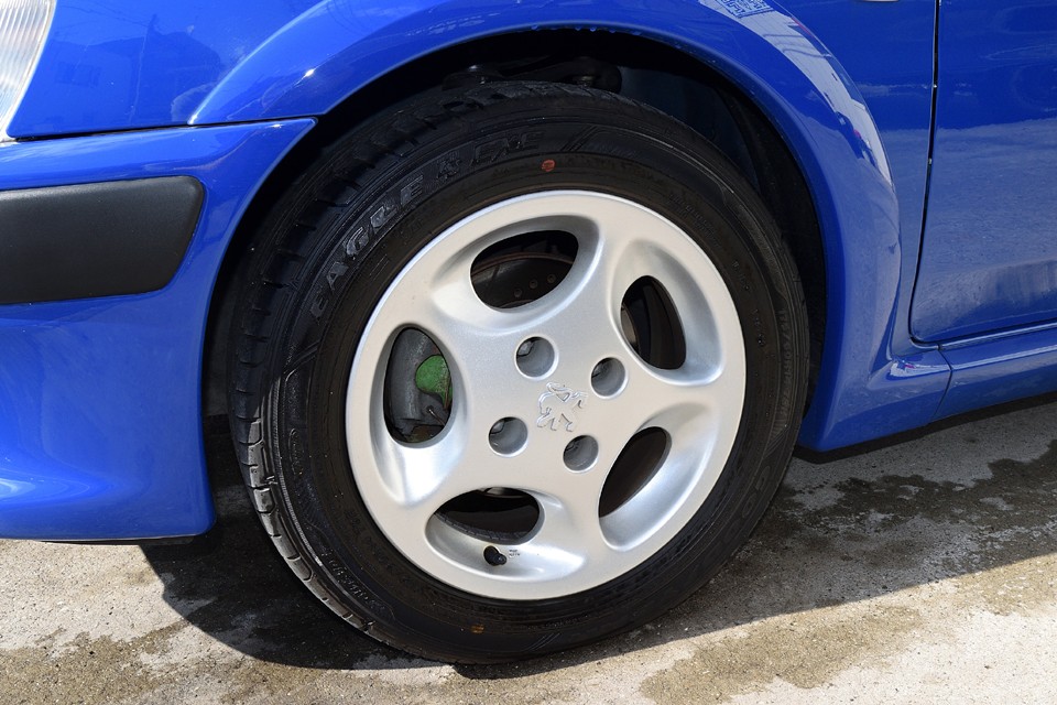 純正アルミホイールも、目立つキズはありません。って言うか、キズどころか汚れもほぼ皆無。過去にリペアされているのでしょうか・・・そう思わせる状態です。